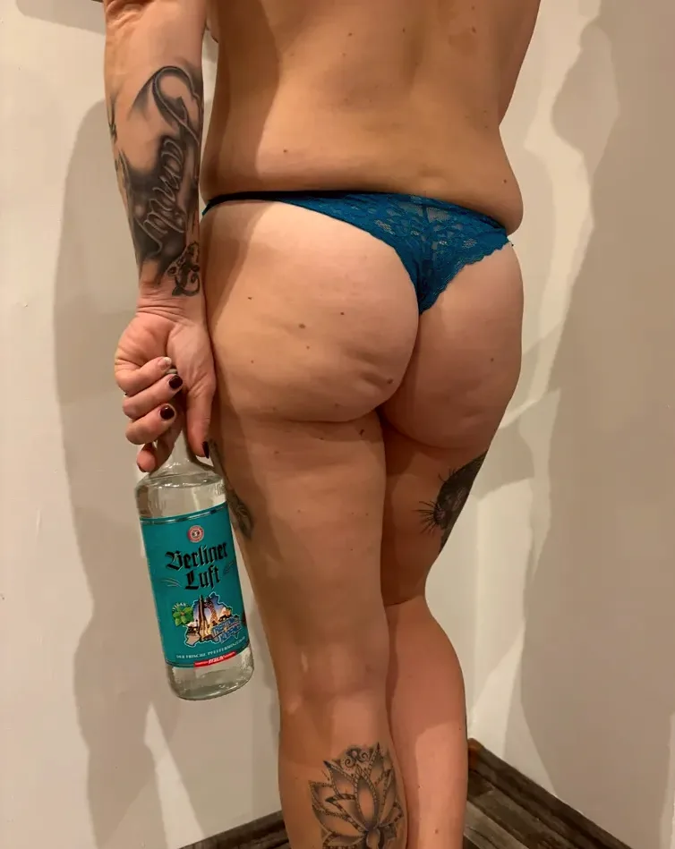 Courtney, 28