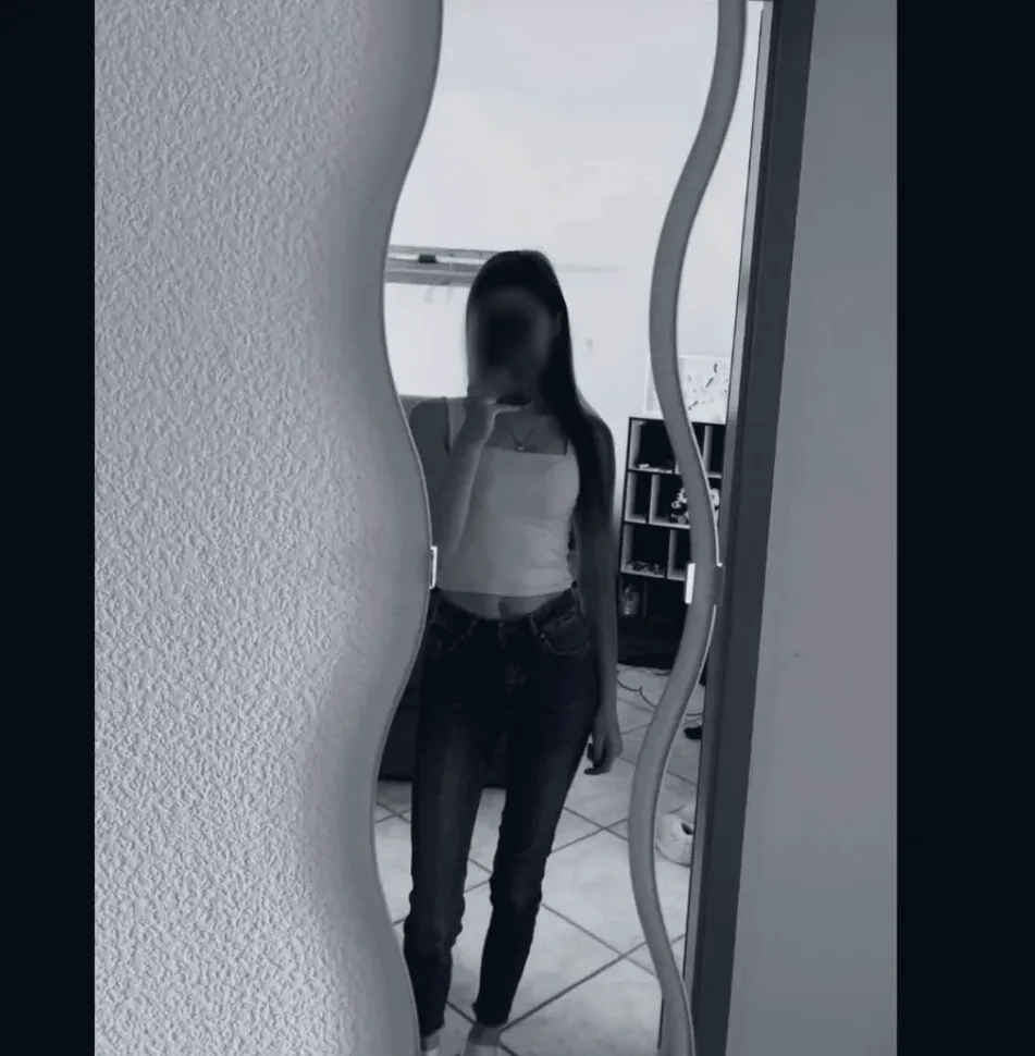 Sophie, 25